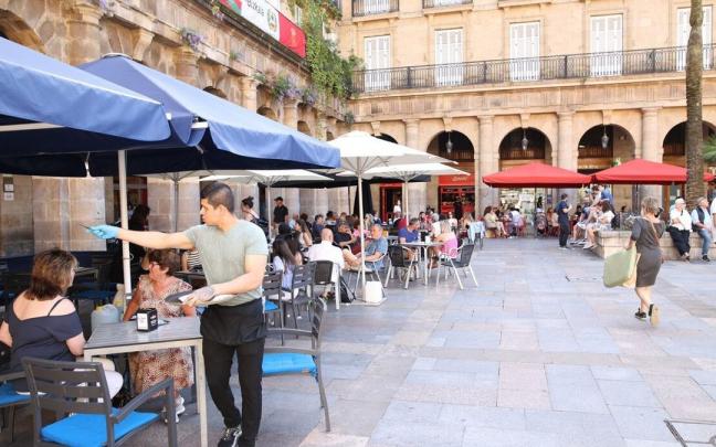 En la imagen gente tomando algo en la terrazas de un bar de Bilbao En la imagen gente tomando algo en la terrazas de un bar de Bilbao