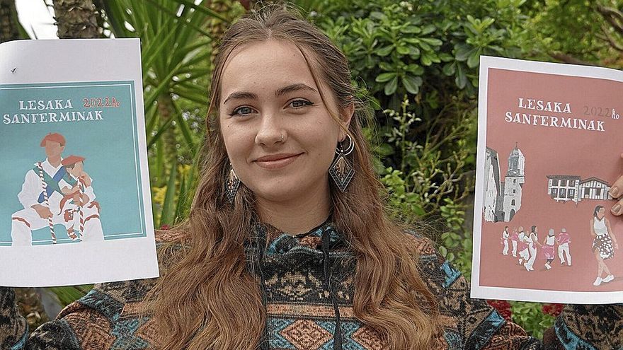 Ana Matxikote muestra las dos obras premiadas en los concursos de cartel y programa de fiestas de San Ferm&iacute;n en Lesaka.