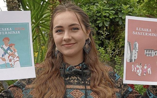 Ana Matxikote muestra las dos obras premiadas en los concursos de cartel y programa de fiestas de San Ferm&iacute;n en Lesaka.