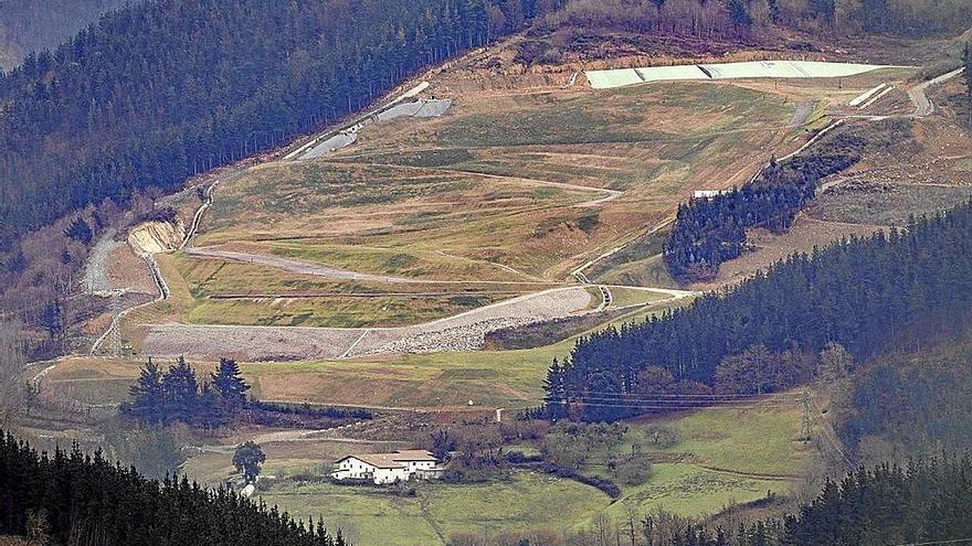 Vista general del vertedero de Zaldibar que se derrumbó hace dos años. Foto: Borja Guerrero