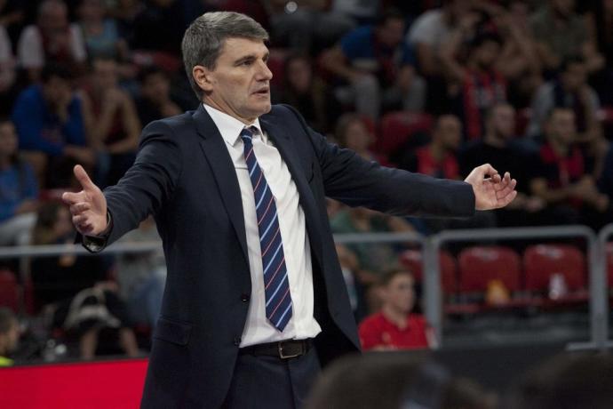 Perasovic gesticula en un partido del Baskonia.