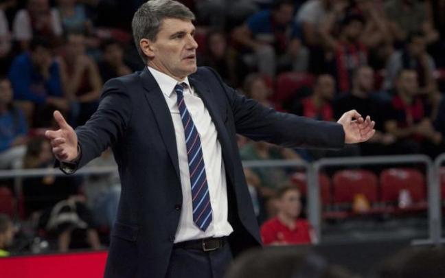 Perasovic gesticula en un partido del Baskonia.