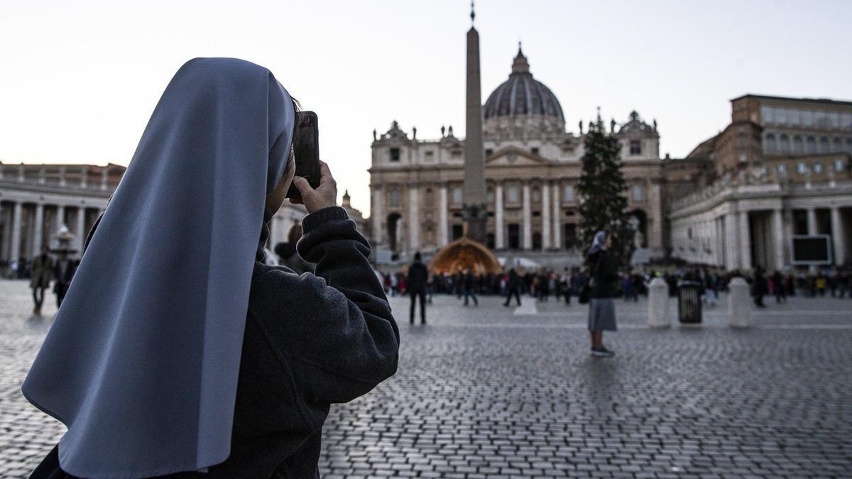 Una monja fotografía la basílica de San Pedro en el Vaticano.