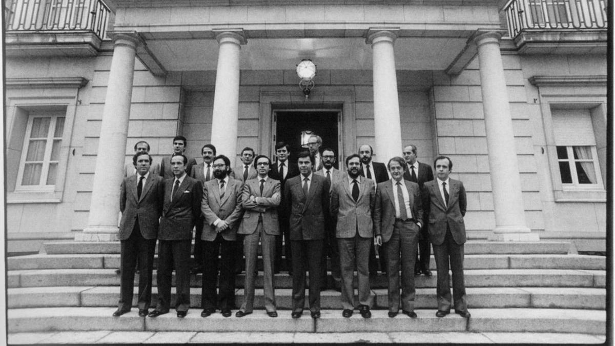 Foto de grupo del gobierno del PSOE de Felipe de González formado tras las elecciones generales de octubre de 1982.
