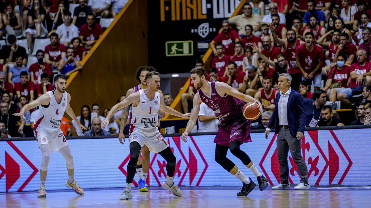 Miguel Gonz&aacute;lez controla el bal&oacute;n ante Urtasun en la semifinal del viernes ante el Girona