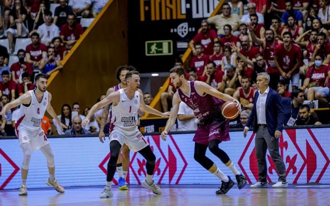 Miguel Gonz&aacute;lez controla el bal&oacute;n ante Urtasun en la semifinal del viernes ante el Girona