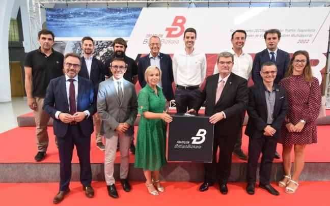 Un instante de la presentación del Campeonato de Europa de Triatlón Multideporte, que tuvo lugar ayer en Bilbao.