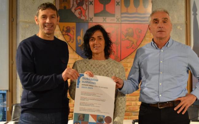 Los representantes de las tres formaciones, Andu Martinez de Rituerto, Olatz Peon y Joxe Mari Villanueva.