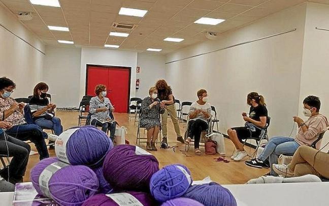 Asistentes a una edici&oacute;n anterior del taller &lsquo;Tejiendo Igualdad&rsquo;. | FOTO: N.G.