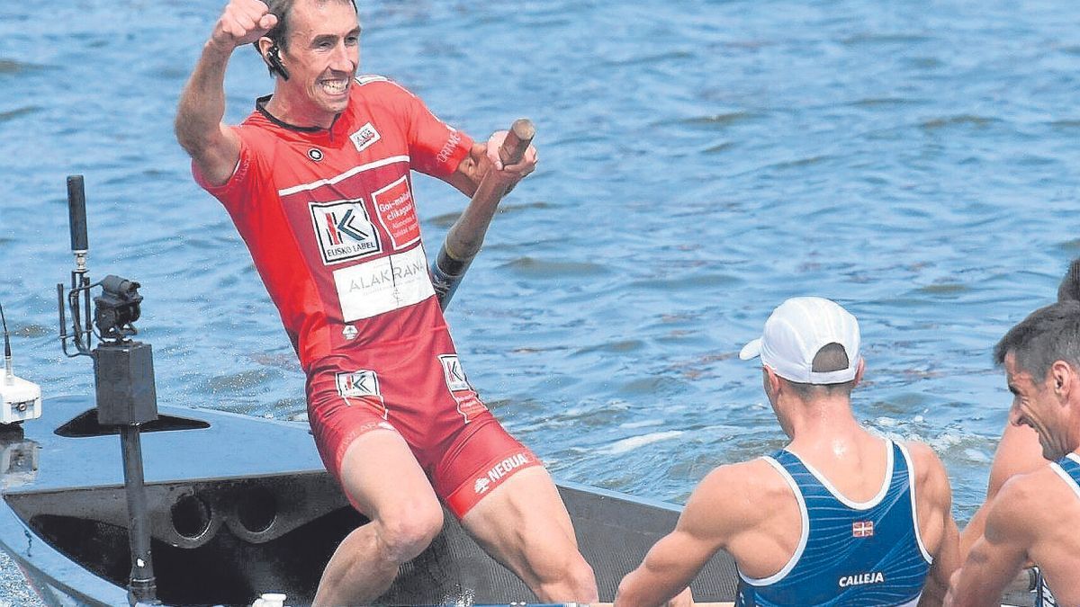 Gorka Aranberri celebra la victoria tras cruzar la línea de meta en Portugalete. | FOTO: JOSÉ MARI MARTÍNEZ