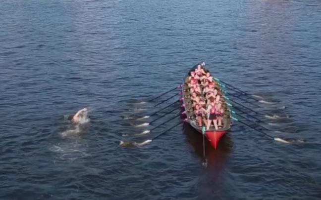 Iñaki Arenal nadando en la ría de Bilbao contra la trainera de Deusto Iñaki Arenal nadando en la ría de Bilbao contra la trainera de Deusto