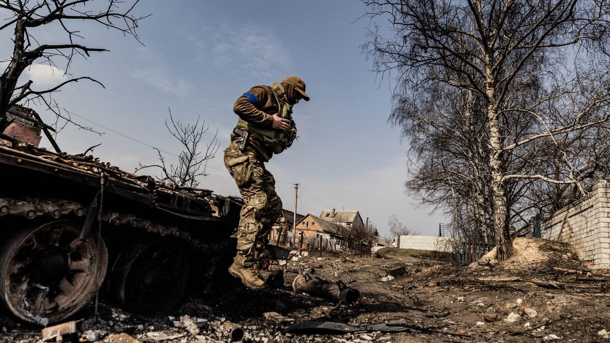Soldado ucraniano en la región de Járkov (Ucrania).