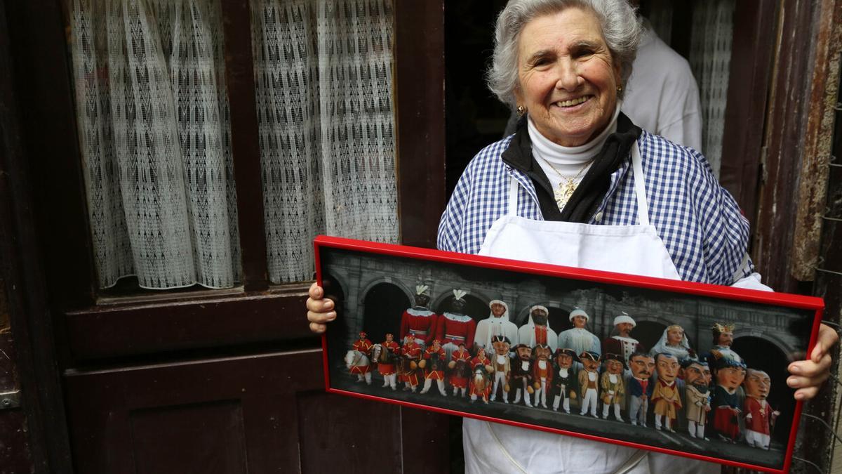 La churrera, con una fotografía que le entregó la Comparsa de Gigantes y Cabezudos de Pamplona, en diciembre de 2012.