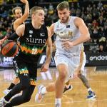 Ludde Hakanson penetra a canasta en el choque ante el UCAM Murcia.