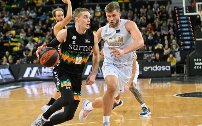 Ludde Hakanson penetra a canasta en el choque ante el UCAM Murcia. Ludde Hakanson penetra a canasta en el choque ante el UCAM Murcia.