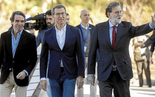Jos&eacute; Mar&iacute;a Aznar y Mariano Rajoy escoltando a Alberto N&uacute;&ntilde;ez Feij&oacute;o, ayer en Valencia. | FOTO: EFE