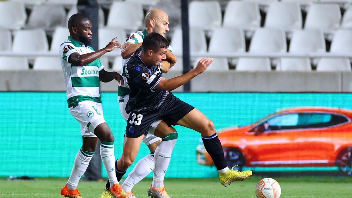 Karrikaburu protege un balón ante dos futbolistas del Omonia Nicosia, esta temporada.