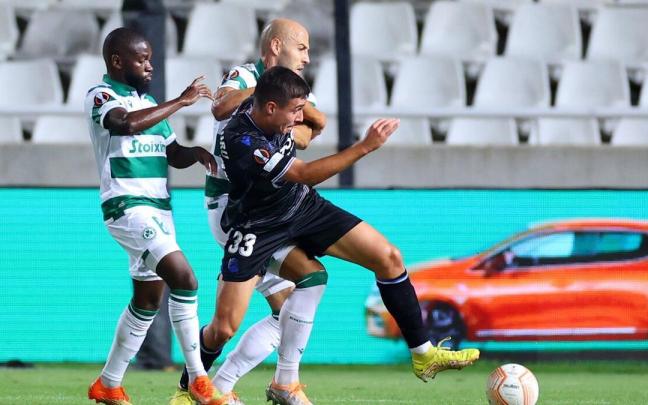 Karrikaburu protege un balón ante dos futbolistas del Omonia Nicosia, esta temporada. Karrikaburu protege un balón ante dos futbolistas del Omonia Nicosia, esta temporada.