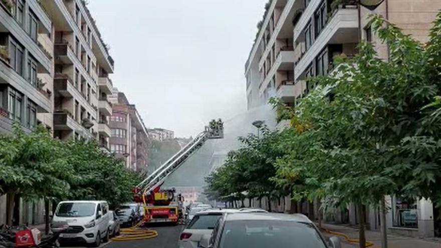 Los bomberos tratan de sofocar las llamas en el incendio de un piso en Benta Berri