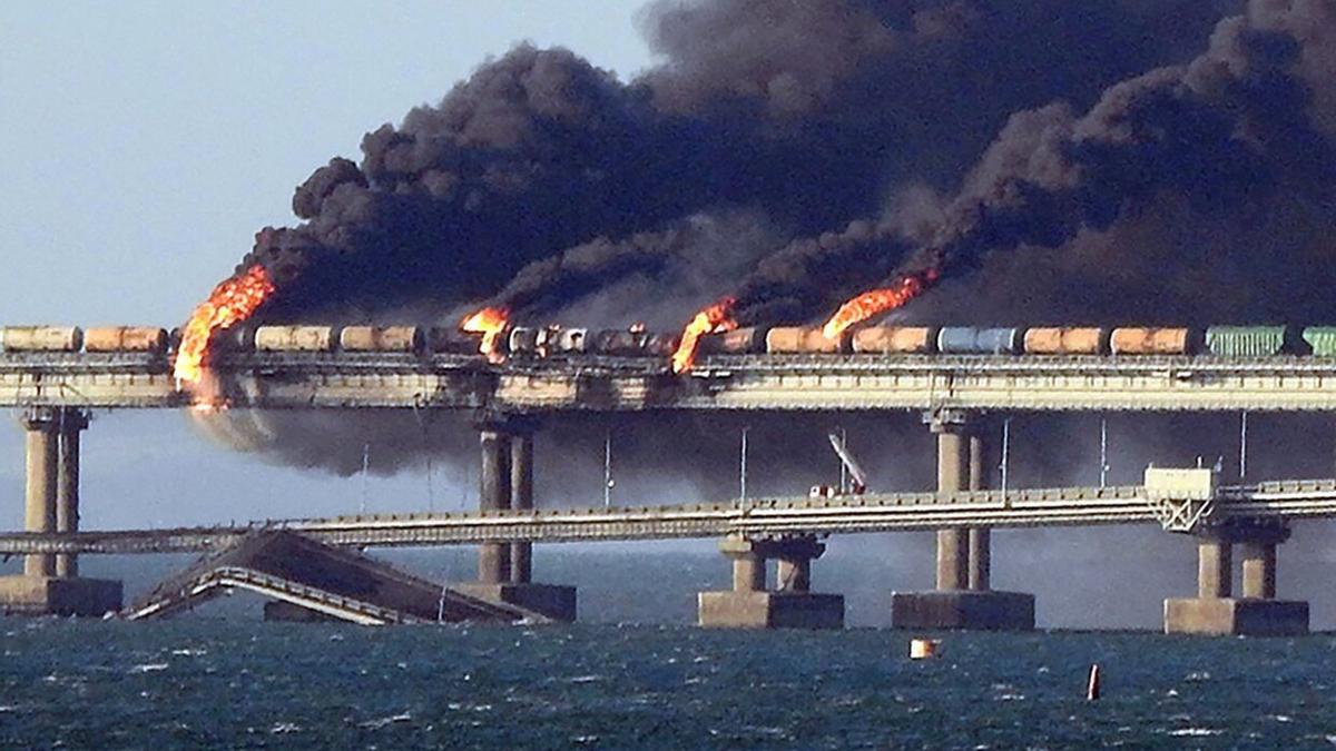 Incendio registrado en el puente que conecta Crimea con Rusia, en plena invasión rusa.