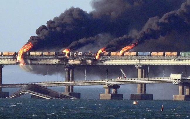 Incendio en el puente de Kerch que une Crimea con Rusia. Incendio en el puente de Kerch que une Crimea con Rusia.