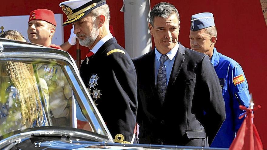 Pedro Sánchez hizo esperar unos segundos a los reyes en su coche para coincidir juntos y evitar, sin fortuna, los abucheos del público asistente al desfile militar.