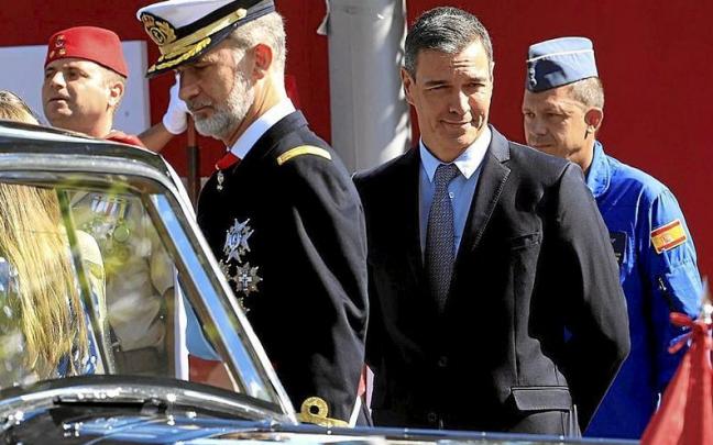 Pedro Sánchez hizo esperar unos segundos a los reyes en su coche para coincidir juntos y evitar, sin fortuna, los abucheos del público asistente al desfile militar.