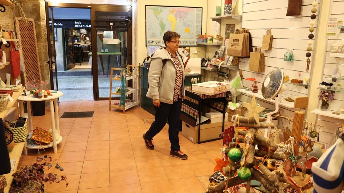 Una mujer visita la tienda de Kitzin en sus últimos días antes de su cierre.