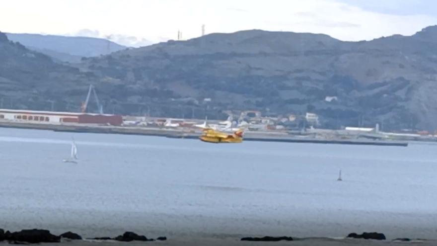 Un hidroavión despega en El Abra de Getxo