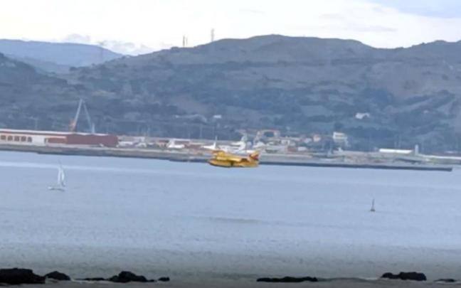 Un hidroavi&oacute;n despega en El Abra de Getxo