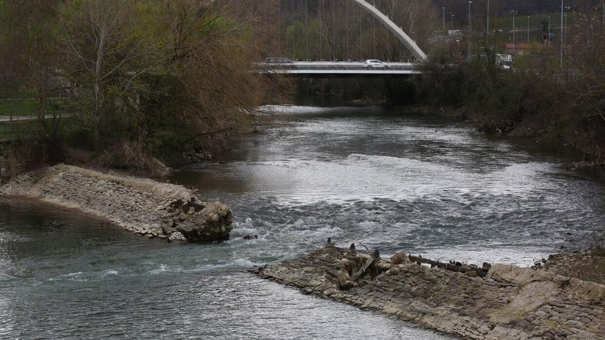 Imagen de la presa de Santa Engracia, rota parcialmente desde 2018, y al fondo el puente de Oblatas.