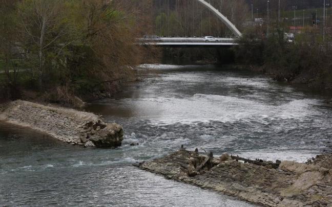 Imagen de la presa de Santa Engracia, rota parcialmente desde 2018, y al fondo el puente de Oblatas.