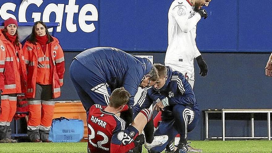 Aimar Oroz es atendido durante el Osasuna-Sevilla de Copa del pasado miércoles.