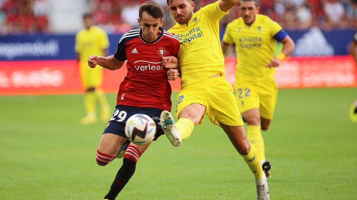 Aimar Oroz disputa el balón con un rival en el partido con el Cádiz.