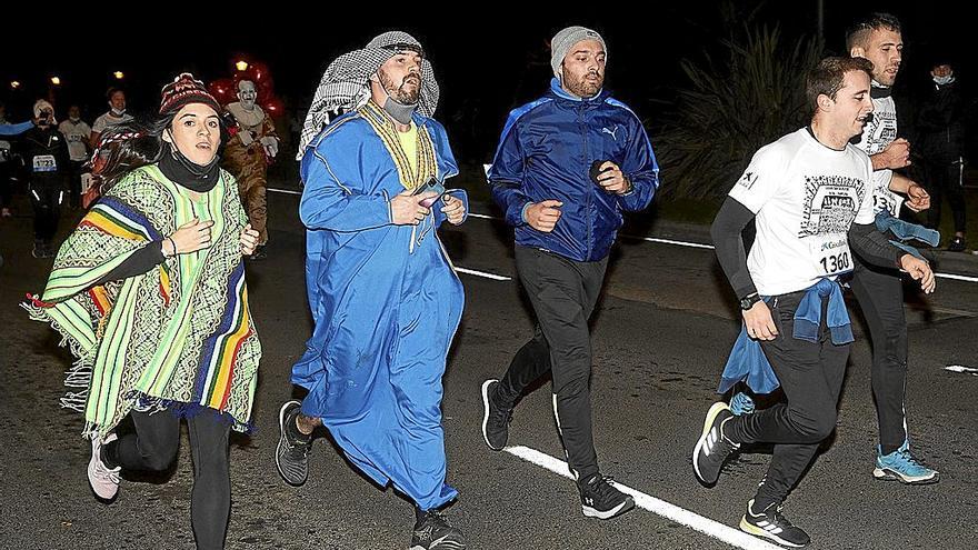 Un grupo de corredores, algunos de ellos disfrazados, durante la San Silvestre 2021.