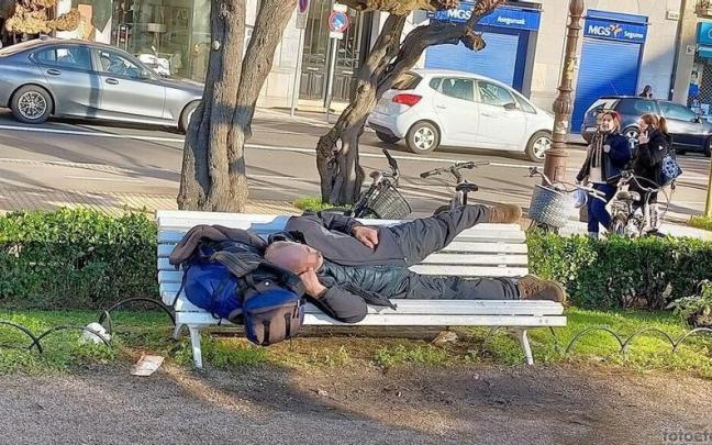 Una persona sin hogar tumbada en un banco en Donostia. Una persona sin hogar tumbada en un banco en Donostia.