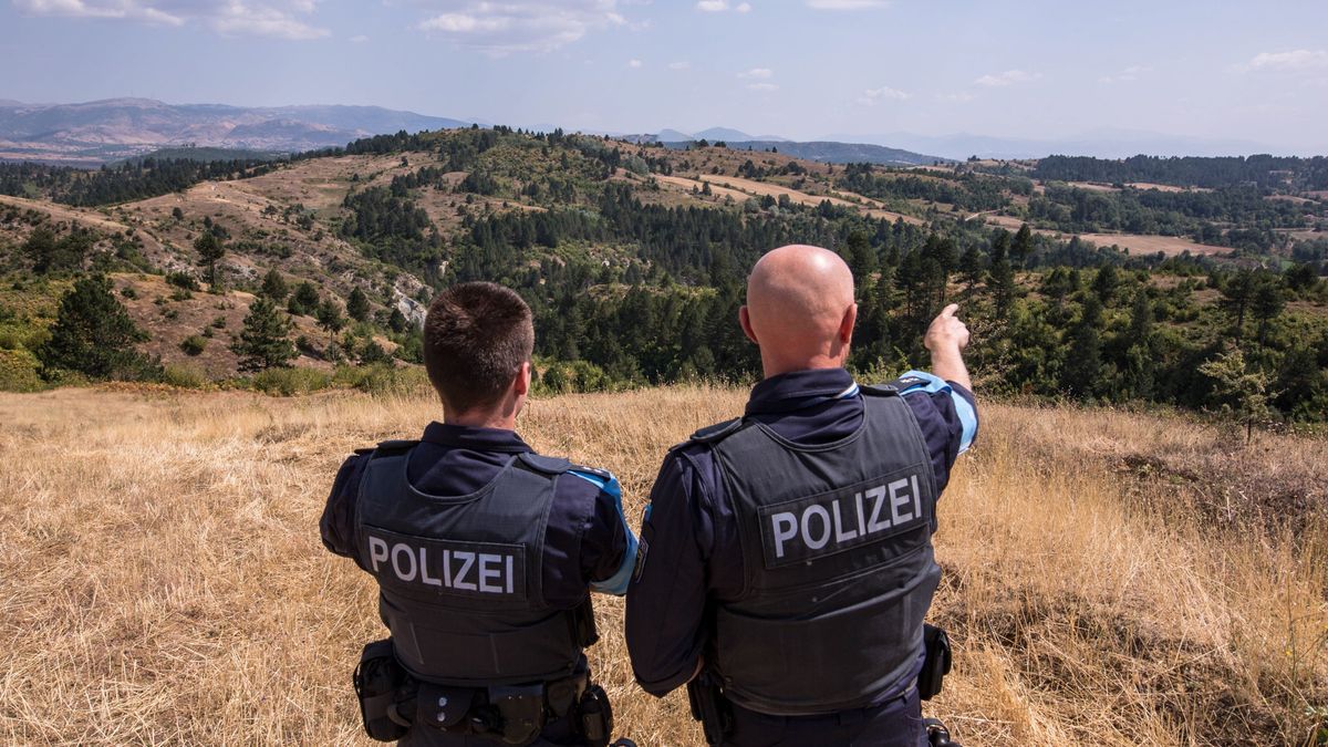 Agentes de la Policía de Albania en una imagen de archivo.