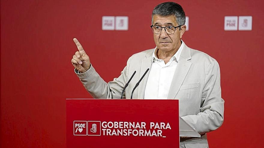El portavoz del PSOE en el Congreso, Patxi López, durante una rueda de prensa.