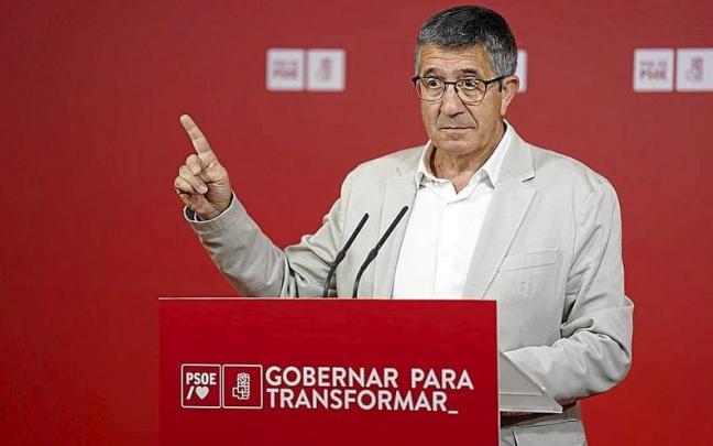 El portavoz del PSOE en el Congreso, Patxi López, durante una rueda de prensa. El portavoz del PSOE en el Congreso, Patxi López, durante una rueda de prensa.