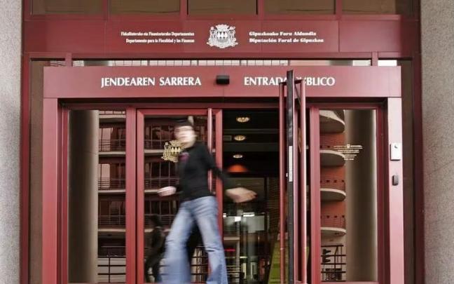 Fachada del edificio de Hacienda de Errotaburu.