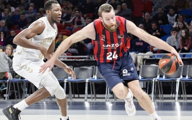 Costello, el mejor del Baskonia, deja atrás a Sakho en un momento del partido Costello, el mejor del Baskonia, deja atrás a Sakho en un momento del partido