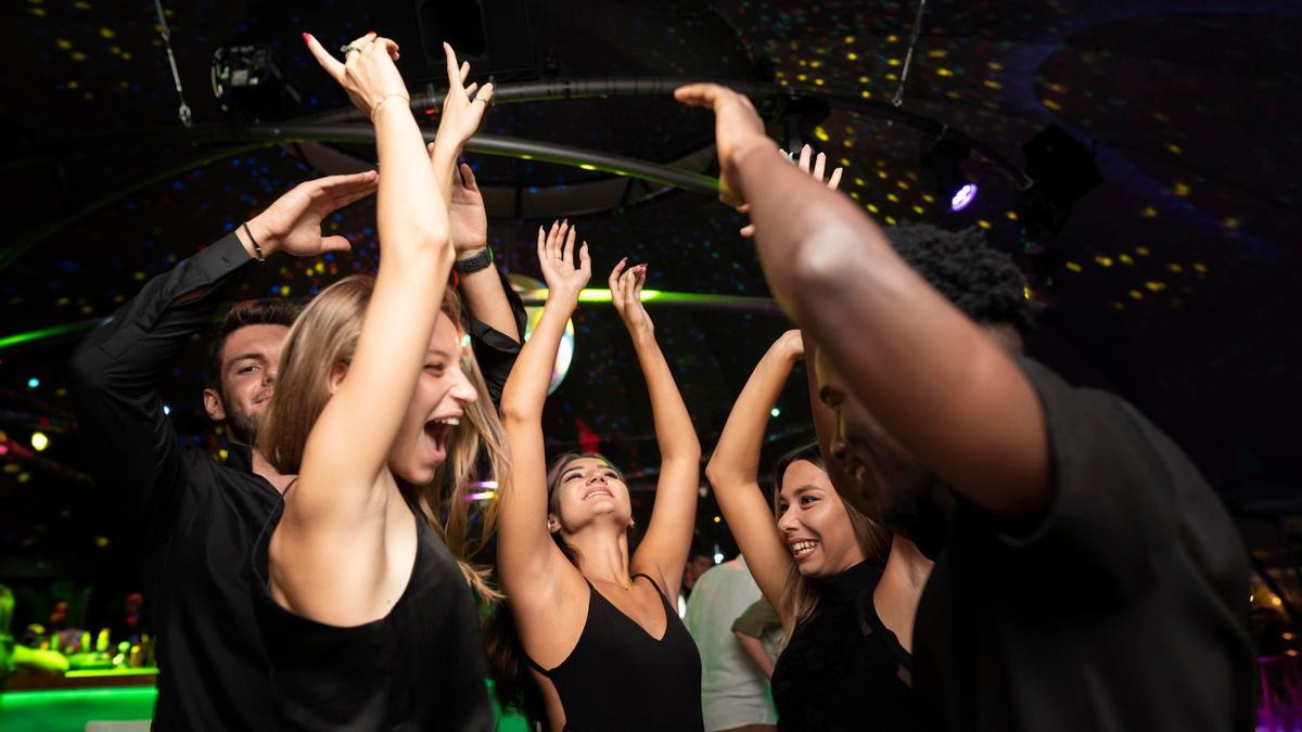 Un grupo de jóvenes bailando.