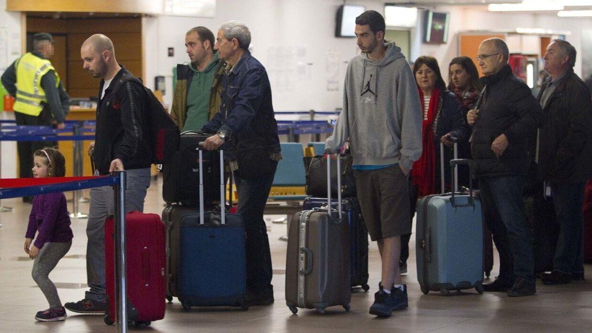 Pasajeros en la cola de facturación de sus equipajes en Foronda