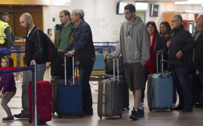 Pasajeros en la cola de facturación de sus equipajes en Foronda