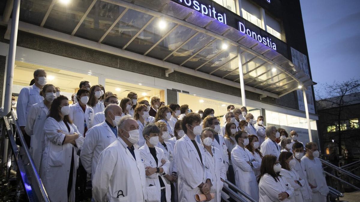 Concentración de los jefes de servicio del Hospital Donostia, este lunes