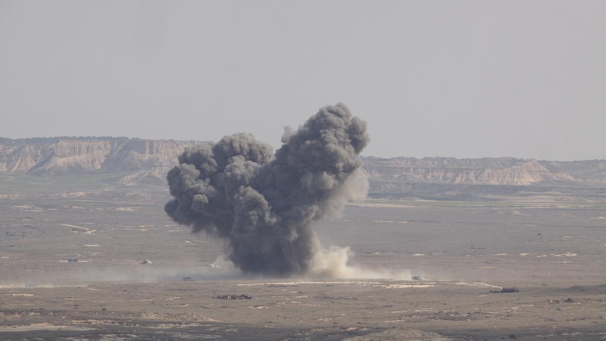 Una bomba explota en el suelo de Bardenas durante unas maniobras en el Polígono de Tiro