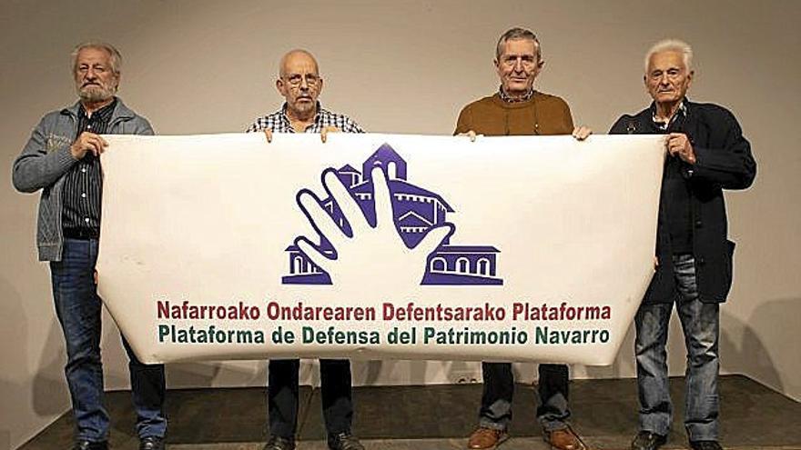 Miembros de la plataforma, ayer en Plazara. | FOTO: PATXI CASCANTE