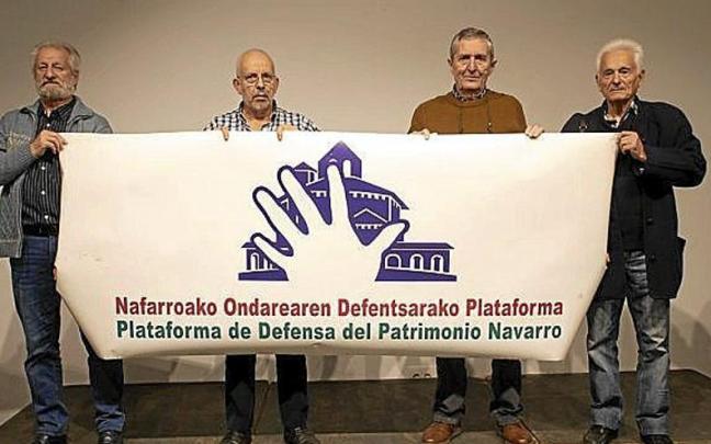 Miembros de la plataforma, ayer en Plazara. | FOTO: PATXI CASCANTE