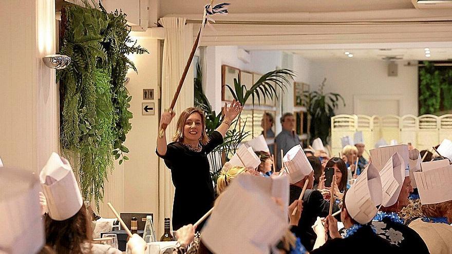 Olatz Eceiza dirige a la tamborrada femenina de Anastasio, ayer, durante la comida de celebración de su 25º aniversario.