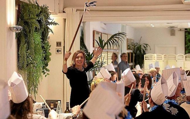 Olatz Eceiza dirige a la tamborrada femenina de Anastasio, ayer, durante la comida de celebración de su 25º aniversario. Olatz Eceiza dirige a la tamborrada femenina de Anastasio, ayer, durante la comida de celebración de su 25º aniversario.